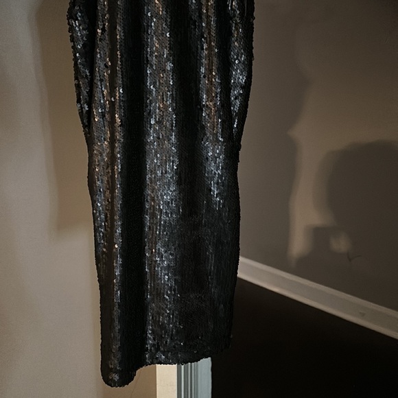 Miss Guided, sequence, mock neck, zipper back, midi dress. Size 6 - Picture 3 of 7